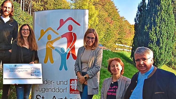 Den symbolischen Spendenscheck an das Kinder- und Jugenddorf Sankt Anton &uuml;berreichte der Vorsitzende des Caritasverbandes f&uuml;r die Di&ouml;zese W&uuml;rzburg, Domkapitular Monsignore Clemens Bieber (rechts). Sabine Ludwig