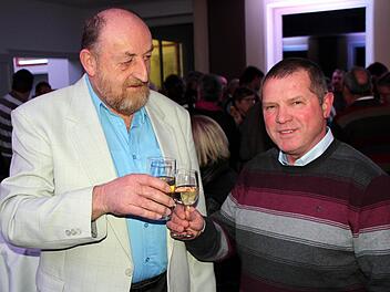 Grund zum Anstoßen haben Manfred Hofmann (Kitzingen) und Erhard Link (Michelfeld) nach der Ehrung für 150maliges Blutspenden.  Fotos: Siegfried Thomas