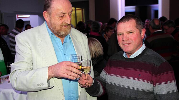 Grund zum Anstoßen haben Manfred Hofmann (Kitzingen) und Erhard Link (Michelfeld) nach der Ehrung für 150maliges Blutspenden.  Fotos: Siegfried Thomas