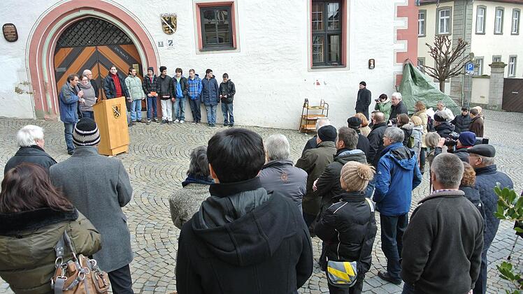 Am Zeiler Rathaus gibt es immer noch den historischen Pranger (rechts an der Gebäudeecke).