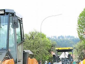 Am Trafohäuschen in Eschlipp haben am Dienstag die Asphaltierungsarbeiten begonnen. Foto: Josef Hofbauer