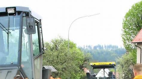 Am Trafohäuschen in Eschlipp haben am Dienstag die Asphaltierungsarbeiten begonnen. Foto: Josef Hofbauer