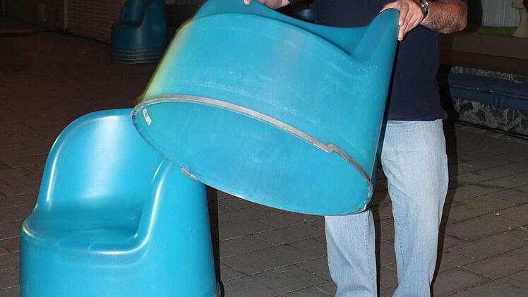 Werner Schiffgen stellt noch blaue Sessel auf