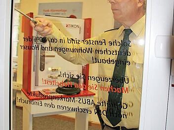 Der Polizeipräsident demonstriert wie einfach ein Fenster geknackt werden kann. Aber er zeigt auch, wie leicht es gesichert werden könnte. Fotos: Christiane Lehmann