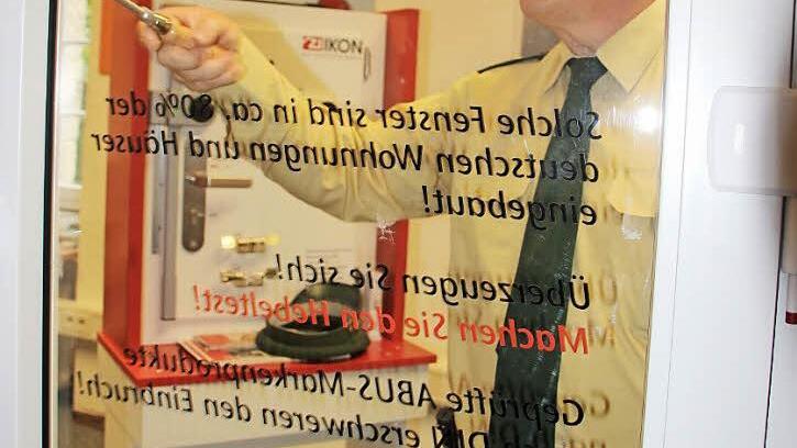Der Polizeipräsident demonstriert wie einfach ein Fenster geknackt werden kann. Aber er zeigt auch, wie leicht es gesichert werden könnte. Fotos: Christiane Lehmann
