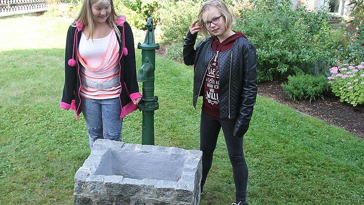 Celine Nüssel und Celine Bechmann sind noch immer ganz aufgeregt, wenn sie den Ort des Geschehens sehen.