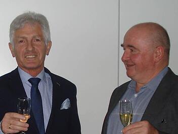 Mit einem Gläschen auf ein halbes Jahrhundert Betriebszugehörigkeit zu Paul & Co in Wildflecken stoßen Prokurist Klaus Wiegand (links, Leiter der Finanzbuchhaltung) und Geschäftsführer Manfred Kunert dieser Tage an. Foto: Sebastian Schmitt-Mathea