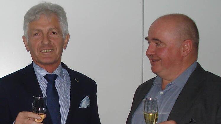 Mit einem Gläschen auf ein halbes Jahrhundert Betriebszugehörigkeit zu Paul & Co in Wildflecken stoßen Prokurist Klaus Wiegand (links, Leiter der Finanzbuchhaltung) und Geschäftsführer Manfred Kunert dieser Tage an. Foto: Sebastian Schmitt-Mathea