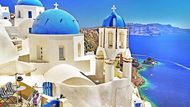 Der ber&uuml;hmte Archipel Santorini mit seinen legend&auml;ren Farben. Foto: djd/Flughafen Hamburg/panthermedia-freeartist