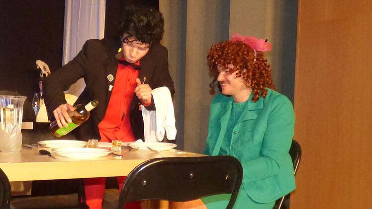 Der Gößweinsteiner Feuerwehrkommandant Marcel Zweck (als Butler)  und Michael Stenglein (als Miss Sophie) in dem Sketch "Dinner for One" auf  Fränkisch Foto: Thomas Weichert