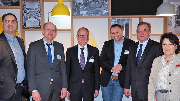 Sie diskutierten über die Probleme der Zeit (von links): die stellvertretenden Vorsitzenden des IHK-Gremiums Lichtenfels, Christian Werner, Michael Möslein und Dieter Uschold, Landtagsabgeordneter Jürgen Baumgärtner, IHK-Vizepräsident Wilhelm Wasikowski und IHK-Hauptgeschäftsführerin Gabriele Hohenner.privat