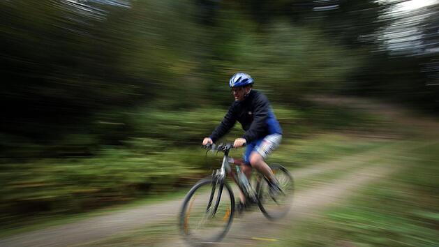 Ein Mountainbiker f&auml;hrt durch einen Wald. Symbolfoto: Oliver Berg/dpa