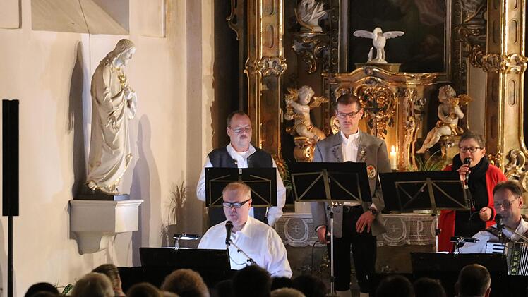 Die Auersberg Buam singen über "Frieden in allen Herzen". Foto: Sebastian Schmitt