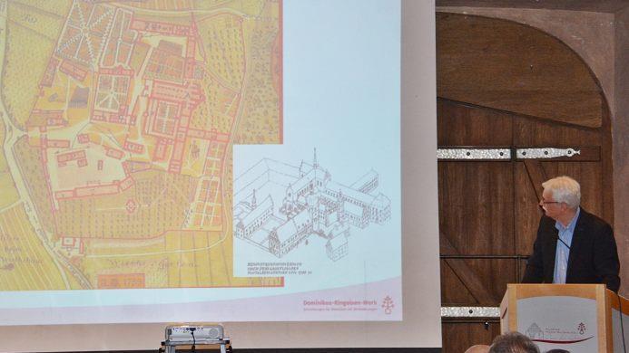 Im Abteigebäude des Dominikus Ringeisenwerks Maria Bildhausen berichtete Thomas Hahn, Leiter der Wohneinrichtungen, über 90 Jahre Behinderteneinrichtung und hatte dazu entsprechendes Bildmaterial mitgebracht. Foto: Hanns Friedrich
