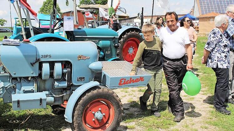Die Oldtimer-Traktoren faszinierten Jung und Alt. Foto: Evi Seeger