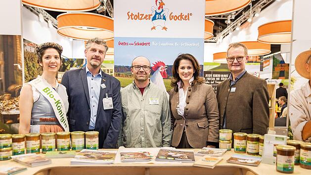 Beim Messebesuch (v.&nbsp;l.): die bayerische Bio-K&ouml;nigin Carina Bichler, Wolfgang Kr&auml;mer (Vorsitzender Demeter Bayern), Betriebsleiter Peter Schubert, Ministerin Michaela Kaniber und Hubert Heigl (Vorsitzender Landesvereinigung f&uuml;r &ouml;kologischen Landbau Bayern)  Foto: Seyfarth/StMELF