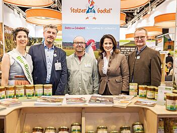 Beim Messebesuch (v. l.): die bayerische Bio-Königin Carina Bichler, Wolfgang Krämer (Vorsitzender Demeter Bayern), Betriebsleiter Peter Schubert, Ministerin Michaela Kaniber und Hubert Heigl (Vorsitzender Landesvereinigung für ökologischen Landbau Bayern)  Foto: Seyfarth/StMELF