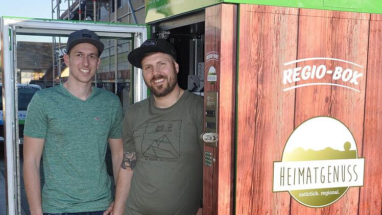 Jonas Lieb (links) und Jörg Wirsing an der Regio-Box in Motten Foto: Petra Heurich
