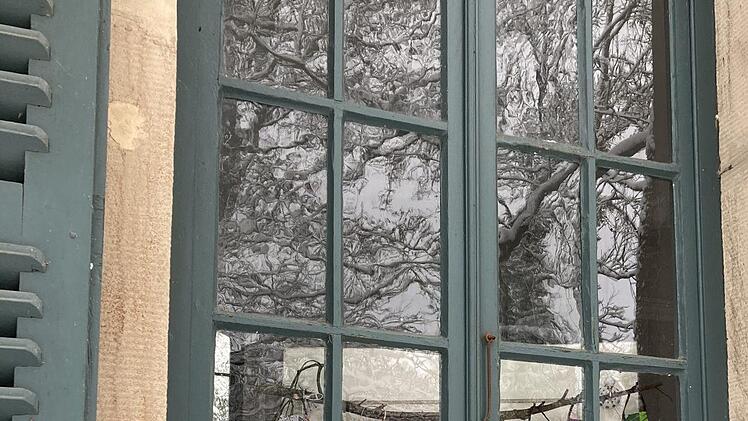 Durch die Fenster des Pavillons gibt es wieder einiges zu sehen: Heimische Künstler stellen Werke aus, die auch käuflich erworben werden können.privat