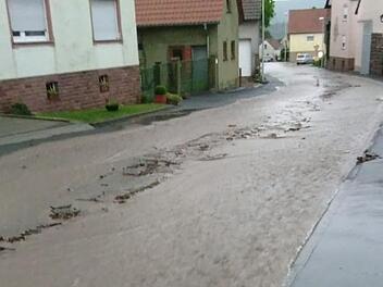 Die Wassermassen im Mai 2018 in Reith in der Neuwirtshauser Straße.