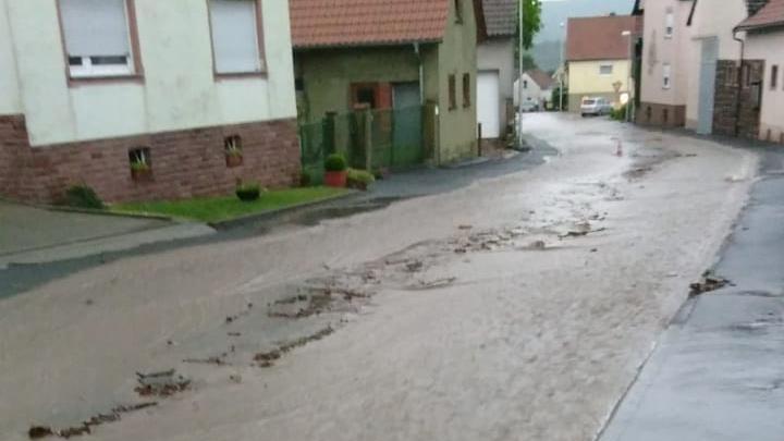 Die Wassermassen im Mai 2018 in Reith in der Neuwirtshauser Straße.