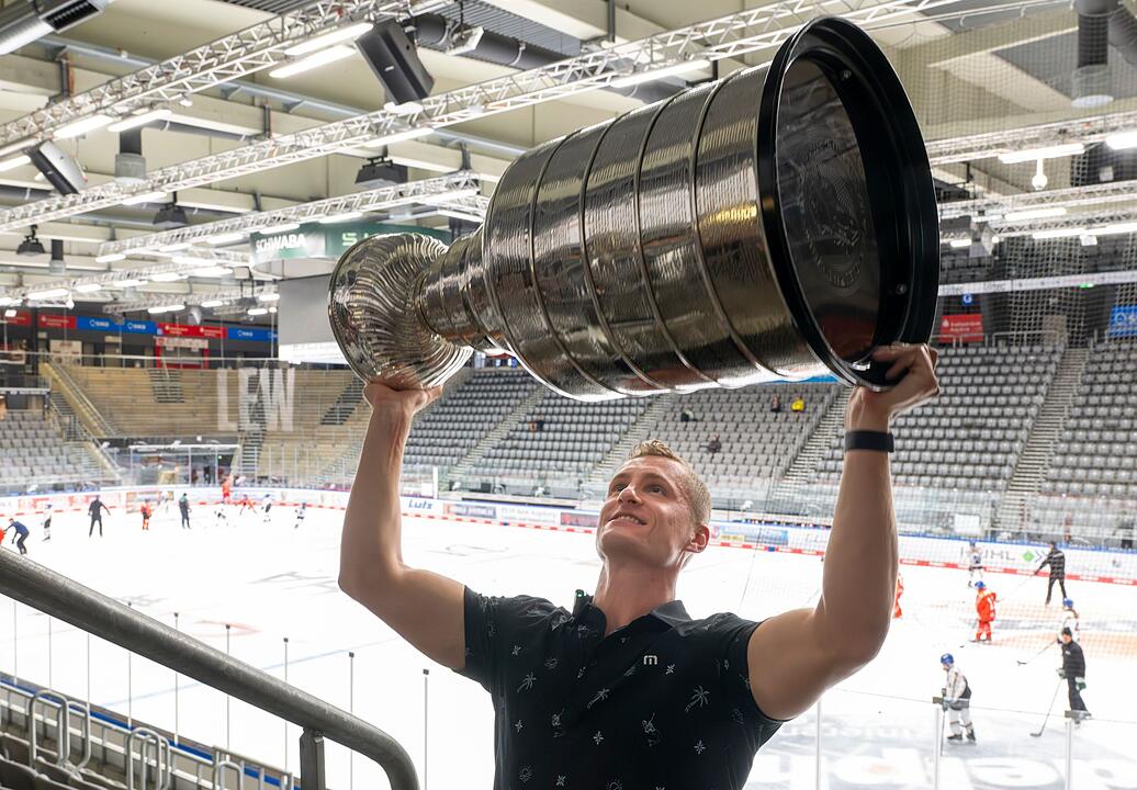 NHL-Champion Nico Sturm mit Stanley Cup
