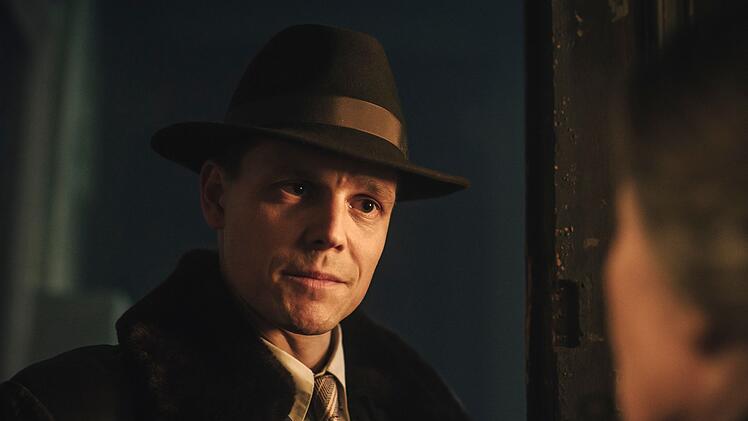 Um Widerständler aufzuspüren ist dem Gestapo-Kommissar Teubner (Franz Hartwig) jedes Mittel recht.