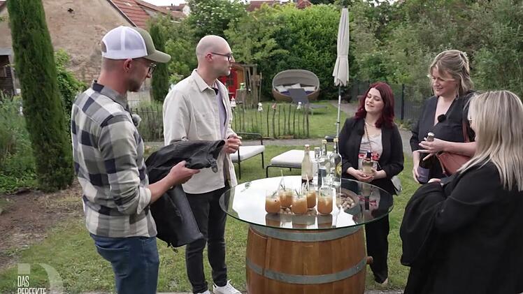 Hier geht es nicht nur den K&uuml;chenkr&auml;utern gut: Die Pf&auml;lzer "Dinner"-Runde in Stefans Garten.