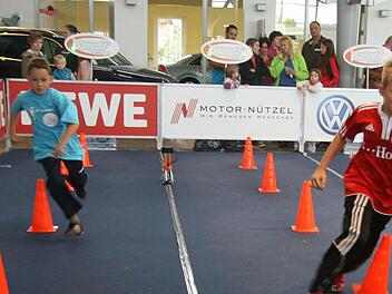 Nikolas Trapper (links) und Tim Hollweg geben ihr Bestes im Slalomparcours. Fotos: Sonja Adam
