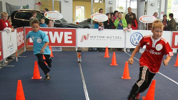 Nikolas Trapper (links) und Tim Hollweg geben ihr Bestes im Slalomparcours. Fotos: Sonja Adam
