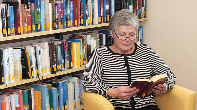 Elisabeth Kuhn in der Bücherei