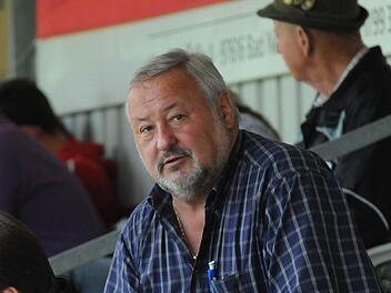 Eckhard Fehr beim Rimini-Cup in Hausen: Das große Jugend-Fußballturnier mit hochkarätigen Mannschaften aus ganz Europa ist "sein Kind". Als Vorsitzender des TSVgg. Hausen kandidierte er bei den jüngsten Vorstandswahlen aber nicht mehr. Foto: Archiv SZ