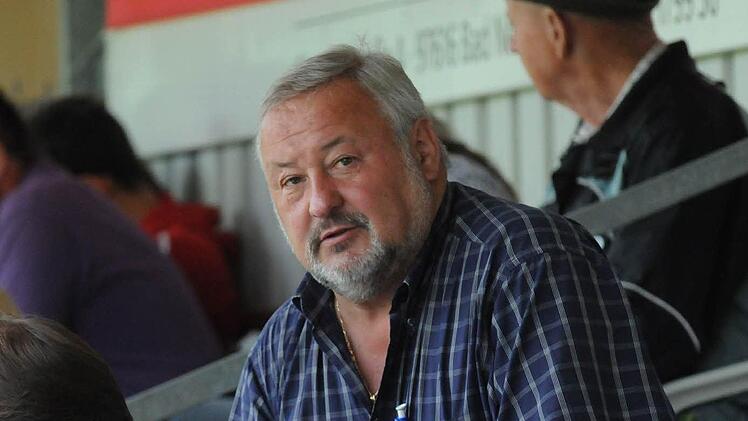 Eckhard Fehr beim Rimini-Cup in Hausen: Das große Jugend-Fußballturnier mit hochkarätigen Mannschaften aus ganz Europa ist "sein Kind". Als Vorsitzender des TSVgg. Hausen kandidierte er bei den jüngsten Vorstandswahlen aber nicht mehr. Foto: Archiv SZ