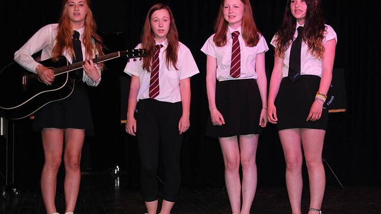 Mit Necktie auch die Mädels, die in kleiner Besetzung aufmarschierten.