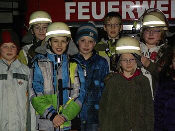 Eine neu gegründete Kindergruppe soll zur Zukunftssicherung der Feuerwehr Machtilshausen beitragen. Bevor es richtig losgeht, haben die Kinder schon mal die Helme aufgesetzt. Foto: Winfried Ehling