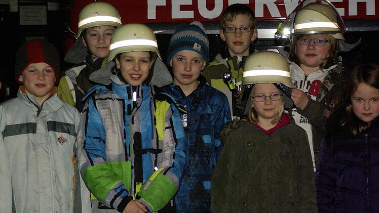 Eine neu gegründete Kindergruppe soll zur Zukunftssicherung der Feuerwehr Machtilshausen beitragen. Bevor es richtig losgeht, haben die Kinder schon mal die Helme aufgesetzt. Foto: Winfried Ehling