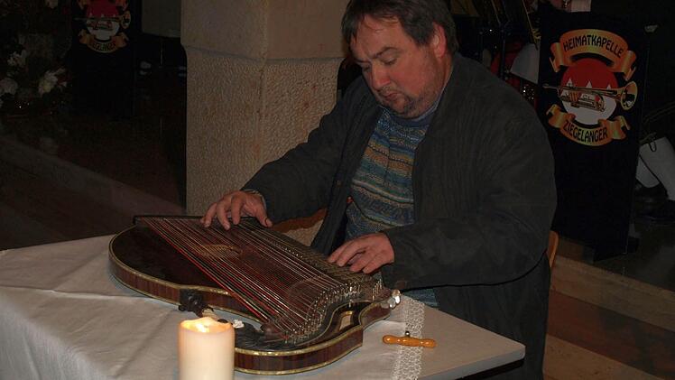 Pfarrer Michael Erhart brachte mit der Zither schlesische Weihnachtsmusik zu Gehör.