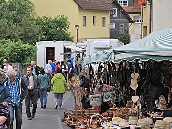 Reger Betrieb herrschte in der Herrenstraße beim Maroldsweisacher Bauernmarkt. Foto: Helmut Will