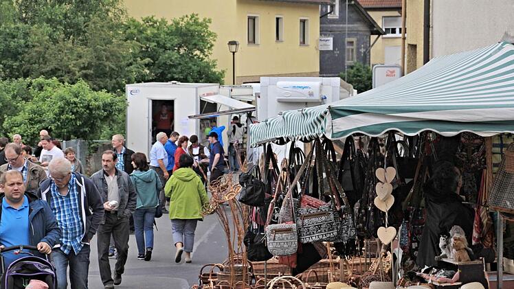 Reger Betrieb herrschte in der Herrenstraße beim Maroldsweisacher Bauernmarkt. Foto: Helmut Will