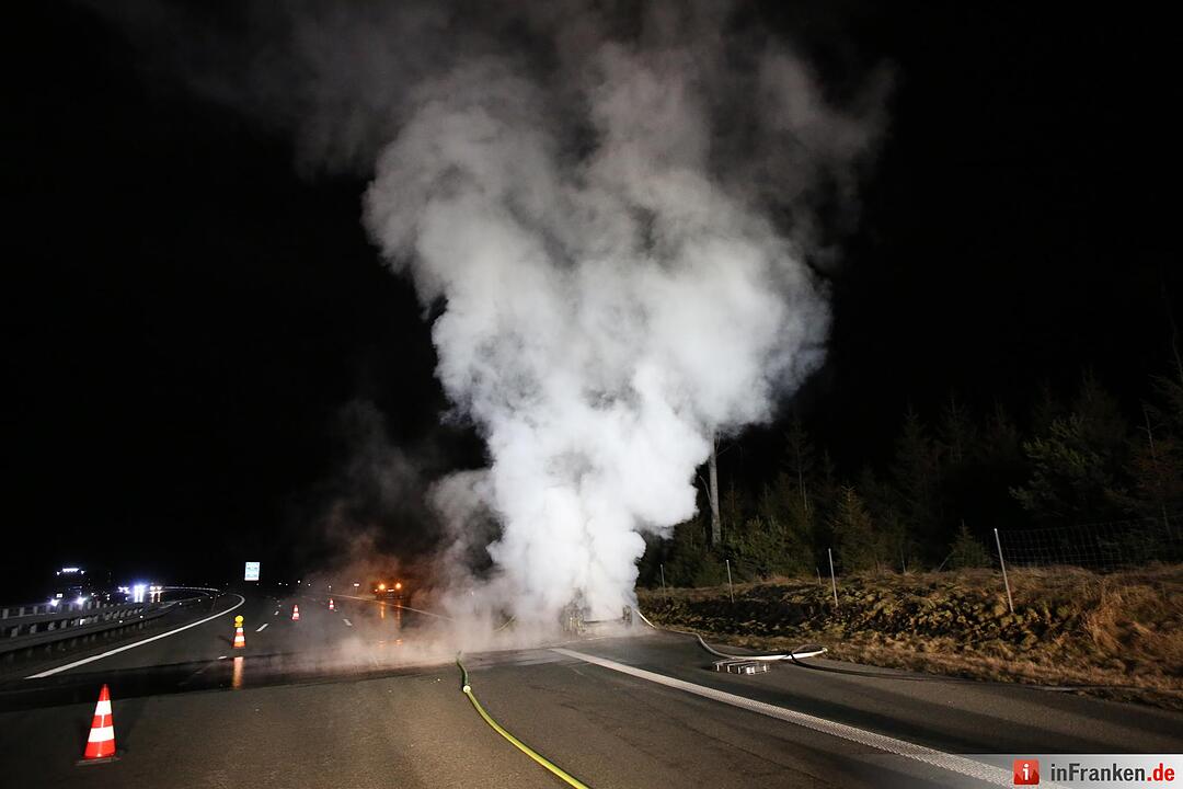 Pkw geht auf der A9 in Flammen auf