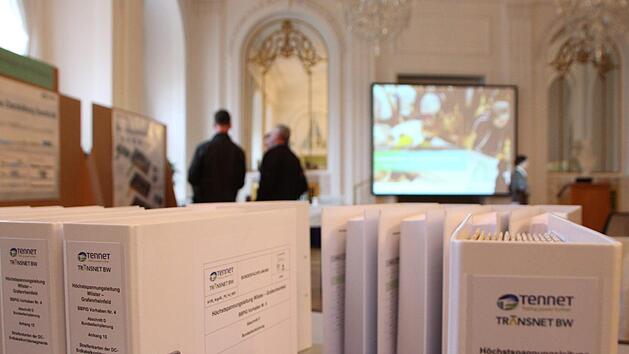 Auf dem Tennet-Antragsworkshop im Arkadenbau hat der Netzbetreiber zum Plannungsstand informiert. Foto: Benedikt Borst