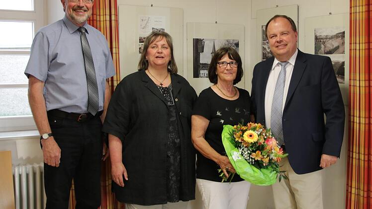 Zur Eröffnung der Fotoausstellung  kamen v. l. Volker Kirschenlohr, Pfarrerin Heidrun Hemme, Ulla Eckertz-Popp und Bürgermeister Werner Burger.