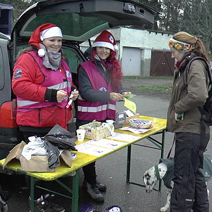 Hunde im Weihnachtskostüm: tierischer Weihnachtsmarkt in Haßfurt lockt hunderte Besucher