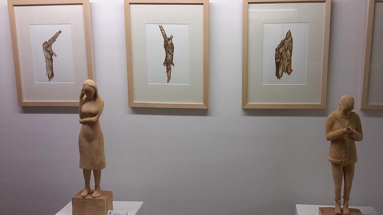 Das Thema Holz ist einer von vielen Schwerpunkten in der Galerie Form+Farbe.  Variantenreich wird der Werkstoff entweder bei Skulpturen verarbeitet oder auf Bildern dargestellt.                          Foto: Rolf Pralle