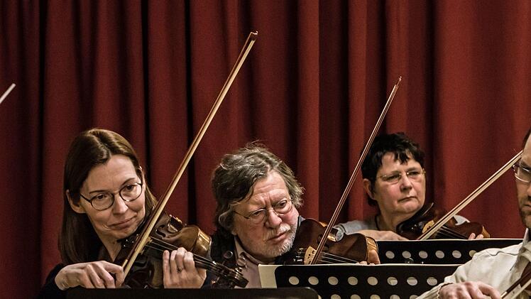 Mit dem Orchester der Musikfreunde Neustadt und der Solistin Hanna Pyrozhkova probt Hans Stähli das Cellokonzert von Jacques Offenbach.Foto: Jochen Berger