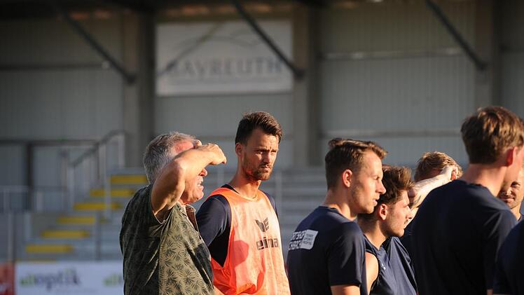 Der ehemalige Hofer Martin Holek (Mitte, hier mit SpVgg-Manager Wolfgang Mahr) soll als Gastspieler der SpVgg Bayreuth gegen den Club auflaufen. Zuletzt war er in der 2. tschechischen Liga aktiv.  Foto: Andreas Bär