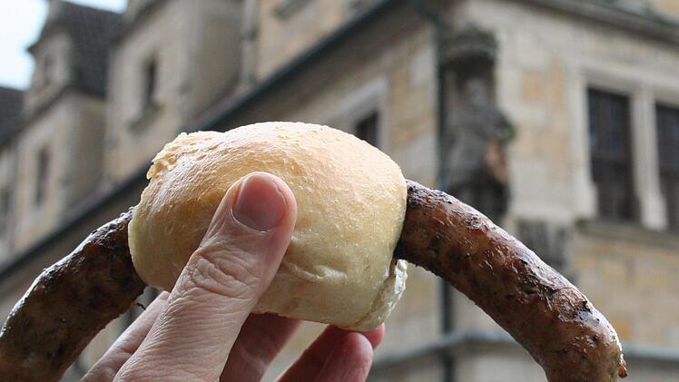 Für Coburger Bratwurstbrater gibt es ein ganzes Bündel Vorschriften.  Einige hat der Verwaltungssenat nun gelockert. Foto: CT-Archiv