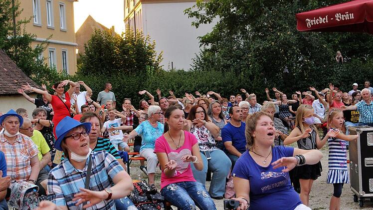 Die Fans gingen mit . Im Hintergrund Kirche und Pfarrhaus von Frensdorf Foto: Evi Seeger
