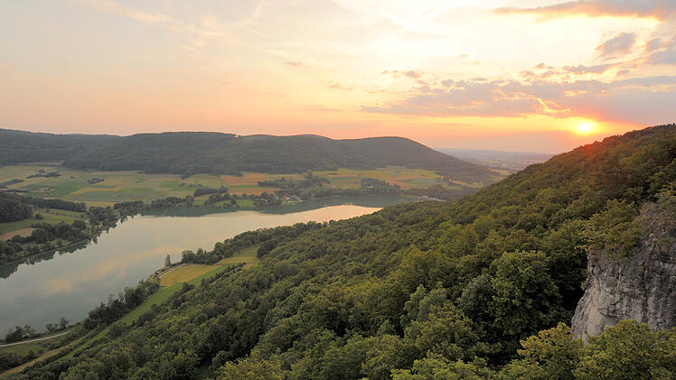 Bei Wanderungen im Nürnberger Land können Sie zahlreiche Natur- und Kulturschätze entdecken - so zum Beispiel die Burg Hohenstein. Außerdem sehenswert: Die Teufelskirche bei Altdorf und der Happurger Stausee. Fotos: Thomas Geiger/ Bernd Hölzel/ Nürnberger Land Tourismus.