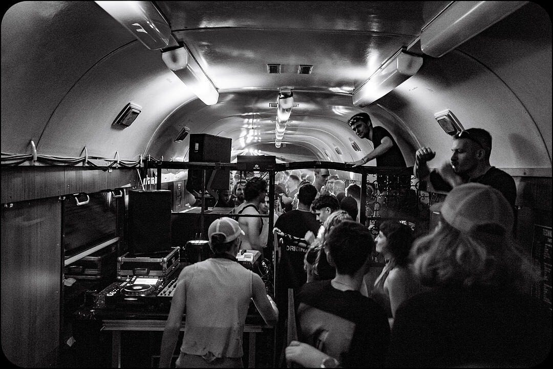 Hard Techno und Trance in drei verschiedenen Party-Waggons!